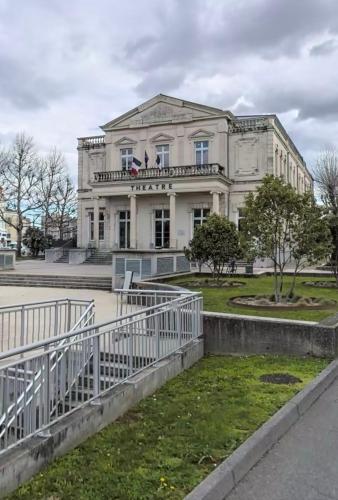 un bâtiment avec une clôture blanche devant lui dans l'établissement Le Pibou - Hyper centre ville, à Montélimar