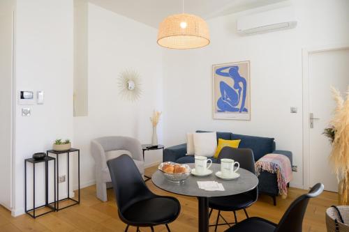 un salon avec une table et des chaises dans l'établissement Résidence Le Mésange, Strasbourg centre-ville, à Strasbourg