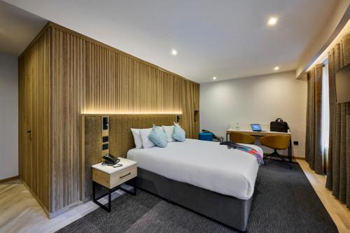 Postel nebo postele na pokoji v ubytování Handel's Hotel