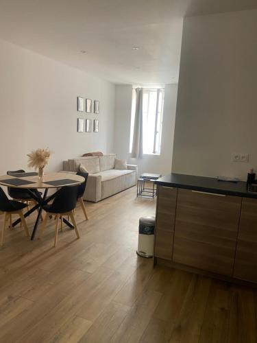 un salon avec un canapé et une table dans l'établissement Charmant appartement, à Bandol