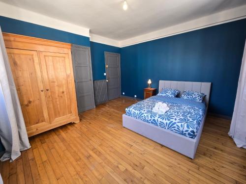 - une chambre bleue avec un lit et du parquet dans l'établissement Appartement cosy à l'Harteloire, à Brest