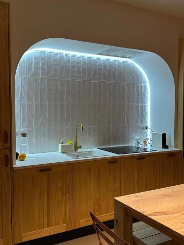 cocina con fregadero y pared transparente en Casa Dar Alma, en Vila Real de Santo António