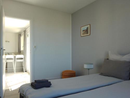 Llit o llits en una habitació de Downtown Apartment