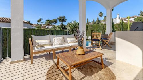 VACATION MARBELLA I Villa Birkin, Heated Pool, Gated Community, Andalusian Style, GYM, Cine, Golf Valley, 6 min Puerto Banus