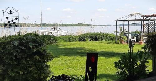 Výhled na řeku, která protéká v blízkosti apartmánu