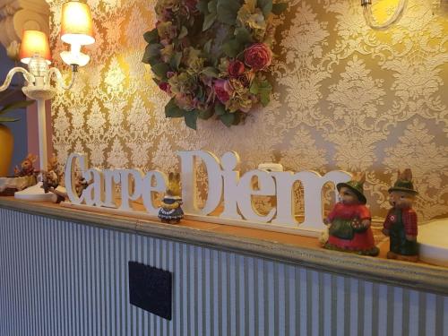 a shelf with a sign that reads true december at FeWo Mallorca in Neue Scheune