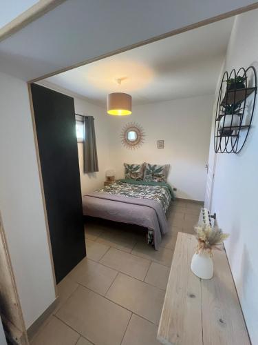 Ένα ή περισσότερα κρεβάτια σε δωμάτιο στο Studio cosy avec climatisation et terrasse