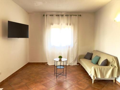 a living room with a couch and a table at Relax 5 minutes from the beach in Schifoni