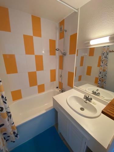 a bathroom with a sink and a tub at T2 Bord de plage, résidence Bleu Marine 93 in Lacanau-Océan