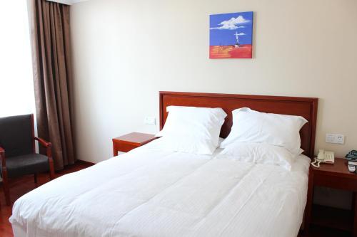 Postel nebo postele na pokoji v ubytování GreenTree Inn NanJing XianLin Road JinMaRoad Subway Station Shell Hotel