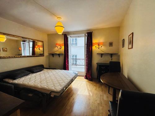 Ένα ή περισσότερα κρεβάτια σε δωμάτιο στο Studio 150m to Notre Dame