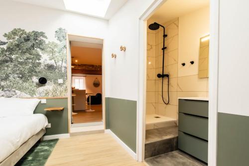 1 dormitorio con ducha, 1 cama y baño en L'Evasion Bretonne - Superbe T3 - Centre Ville - Balnéo, en Quimper