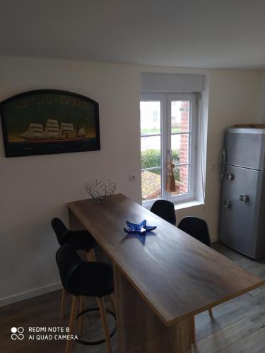- une table à manger avec une étoile de mer au-dessus dans l'établissement appartement dans maison de caractère en pierre, à Saint-Malo