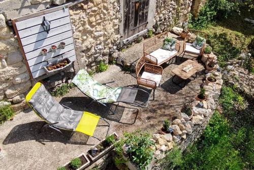 エスパラン・ド・ヴェルドンにあるLa Perrière, chambresのパティオ(椅子付)と建物の空中からの景色を望めます。