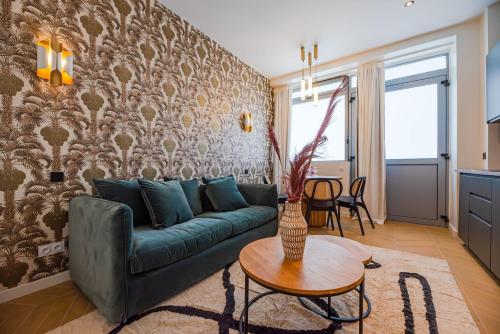 un salon avec un canapé et une table dans l'établissement 2Cozy1BR#Exhibition Centre, à Paris