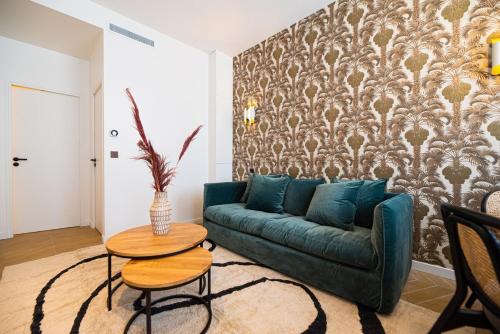 un salon avec un canapé vert et une table dans l'établissement 2Cozy1BR#Exhibition Centre, à Paris