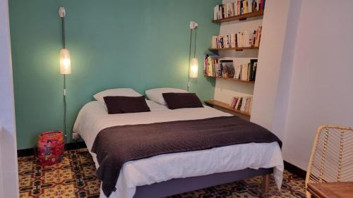 une chambre avec un lit et une étagère dans l'établissement Les Toits de Collioure, à Collioure