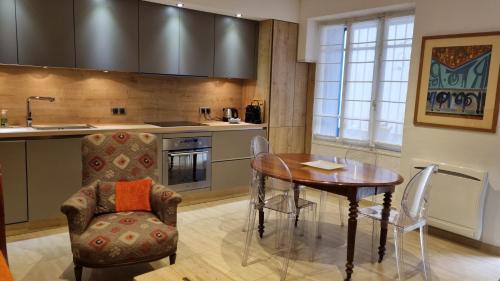 une cuisine avec une table, une chaise et une table dans l'établissement Les Toits de Collioure, à Collioure