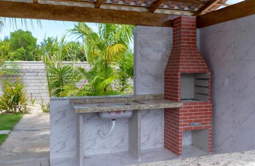 an outdoor brick oven on a patio at Recanto Berlin in Prado