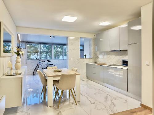 a kitchen with a table and chairs in a room at Vibrant Host Solutions - Póvoa Living in Póvoa de Varzim