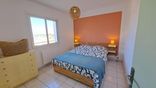 une petite chambre avec un lit et une fenêtre dans l'établissement AIGUE MARINE - Appartement Vue Mer 1 chambre, à Saint-Jean-de-Monts