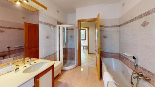 Ένα μπάνιο στο Casa Arcoiris By Bookinggardalake