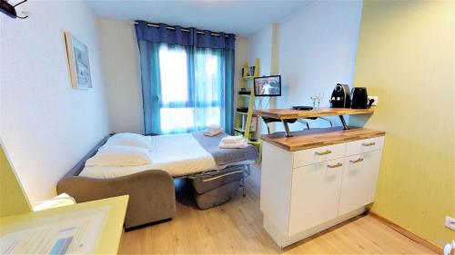 - une chambre avec un lit, un bureau et une fenêtre dans l'établissement Grange Blanche 1, à Lyon