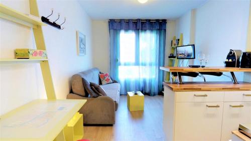 un salon avec un canapé et une chaise dans l'établissement Grange Blanche 1, à Lyon