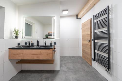un bagno con lavandino e specchio di BPS Apartment #7 Luxury Penthouse - NEU - Deluxe - Modern a Horb am Neckar