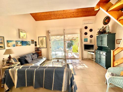 un salon avec un canapé et une table dans l'établissement Mini-villa accès plage de Pinarello à pieds, à Pinarellu