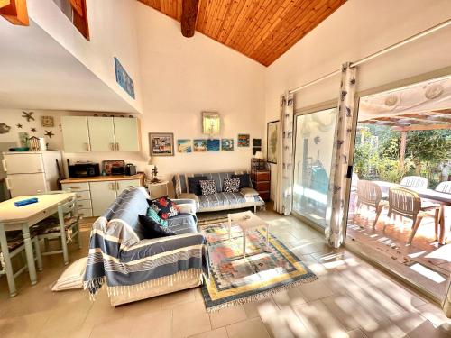 un salon avec un canapé et une table dans l'établissement Mini-villa accès plage de Pinarello à pieds, à Pinarellu