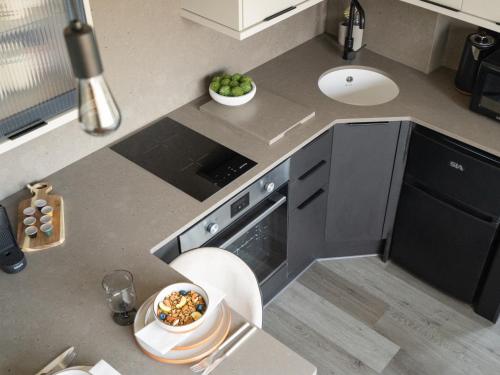 an overhead view of a kitchen with a bowl of food at Cosy Chic Apartment, 1 bedroom, parking, newly refurbed, near M25, Heathrow, Rickmansworth in Rickmansworth