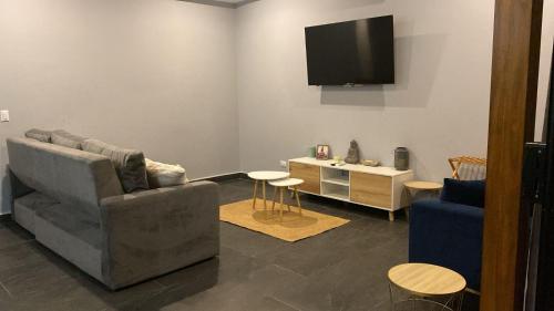 TV a/nebo společenská místnost v ubytování Villa Paradise