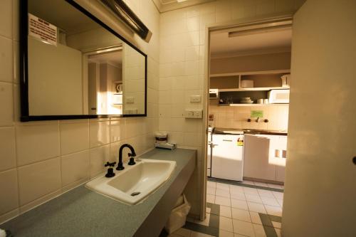 Parklane Motel tesisinde bir banyo