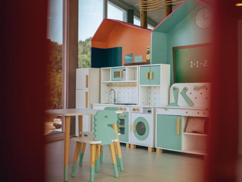 a kitchen with a table and washing machines at Pipa Privilege Ocean Oficial in Pipa
