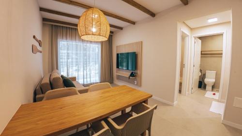 a dining room with a wooden table and chairs at Pipa Privilege Ocean Oficial in Pipa