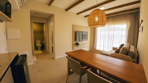 a living room with a dining table and a living room at Pipa Privilege Ocean Oficial in Pipa
