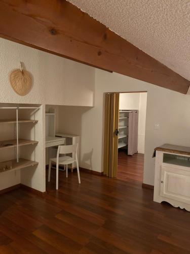 un salon vide avec une cuisine et une salle à manger dans l'établissement T4-72 m2 Vue Panoramique - 200 m de la plage - Etage 5 avec Ascenseur -6 pers max, à Sète