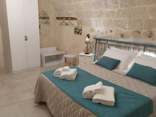 een slaapkamer met 2 handdoeken op een bed bij Dimora Don Camillo in Monopoli
