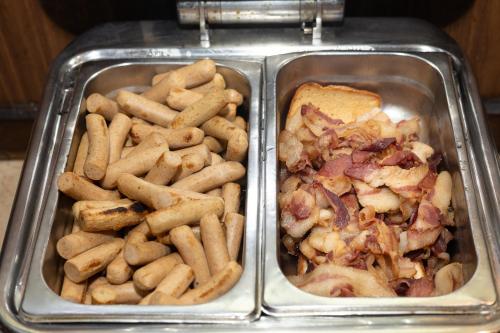 twee schalen met eten, met een sandwich en pasta bij Hotel Marshyangdi in Kathmandu
