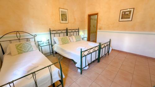 Un dormitorio con dos camas en una habitación. en Su Recreu 'E Mare, en Bosa Marina