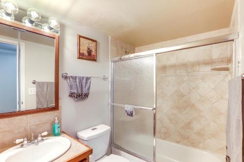 Ένα μπάνιο στο Less Than 1 Mi to Downtown Denver Condo with Pool Access!