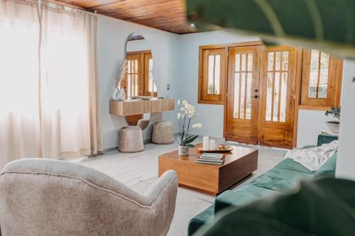 Χώρος καθιστικού στο Luxury house with Jacuzzi in the Coffee Region