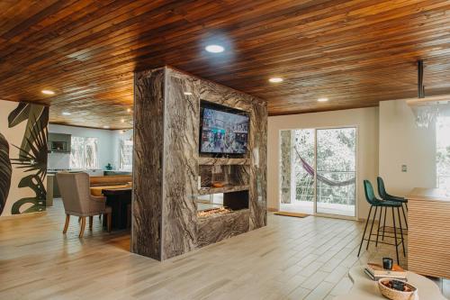 Μια τηλεόραση ή/και κέντρο ψυχαγωγίας στο Luxury house with Jacuzzi in the Coffee Region