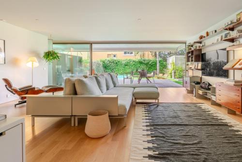 Ruang duduk di Grand Villa w/ Pool, Garden & Garage by HostWise