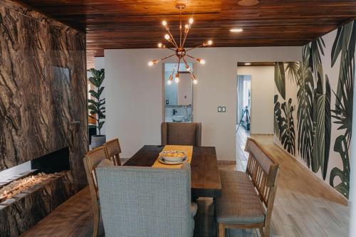 Χώρος καθιστικού στο Luxury house with Jacuzzi in the Coffee Region