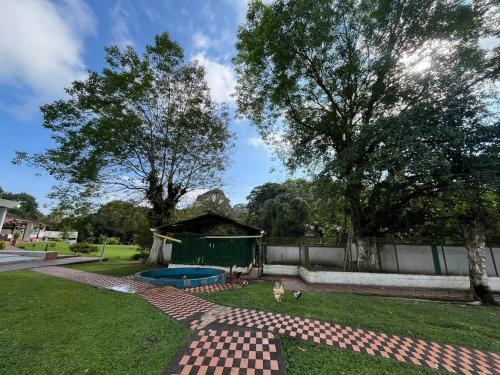 Κήπος έξω από το Luxury house with Jacuzzi in the Coffee Region