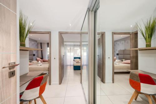 une chambre avec deux chaises et une chambre avec deux lits dans l'établissement Croisette Rental - Wonderfull 3 Bedrooms, à Cannes