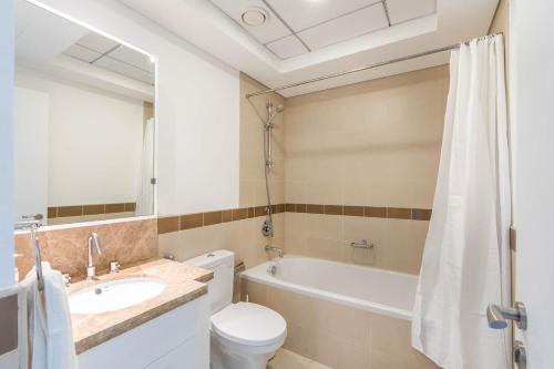 Un baño con inodoro, bañera y lavabo. en SmartConceptLiving Studio with Burj Khalifa View in Downtown Dubai, en Dubái