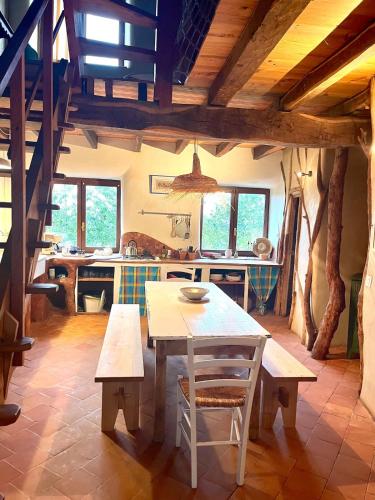 une cuisine avec une table et des chaises dans une pièce dans l'établissement la cabane savoyarde, à Truison